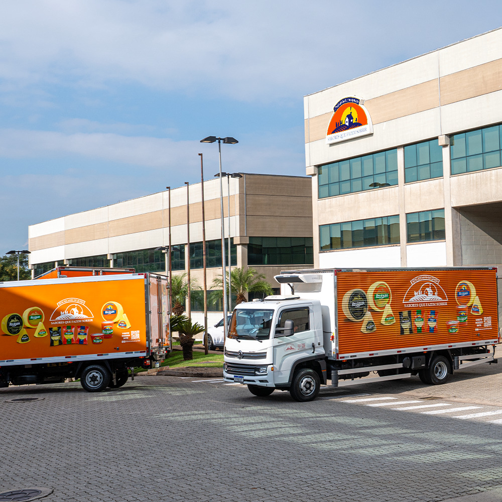 Caminhões de distribuição do Sítio Recanto do Queijo