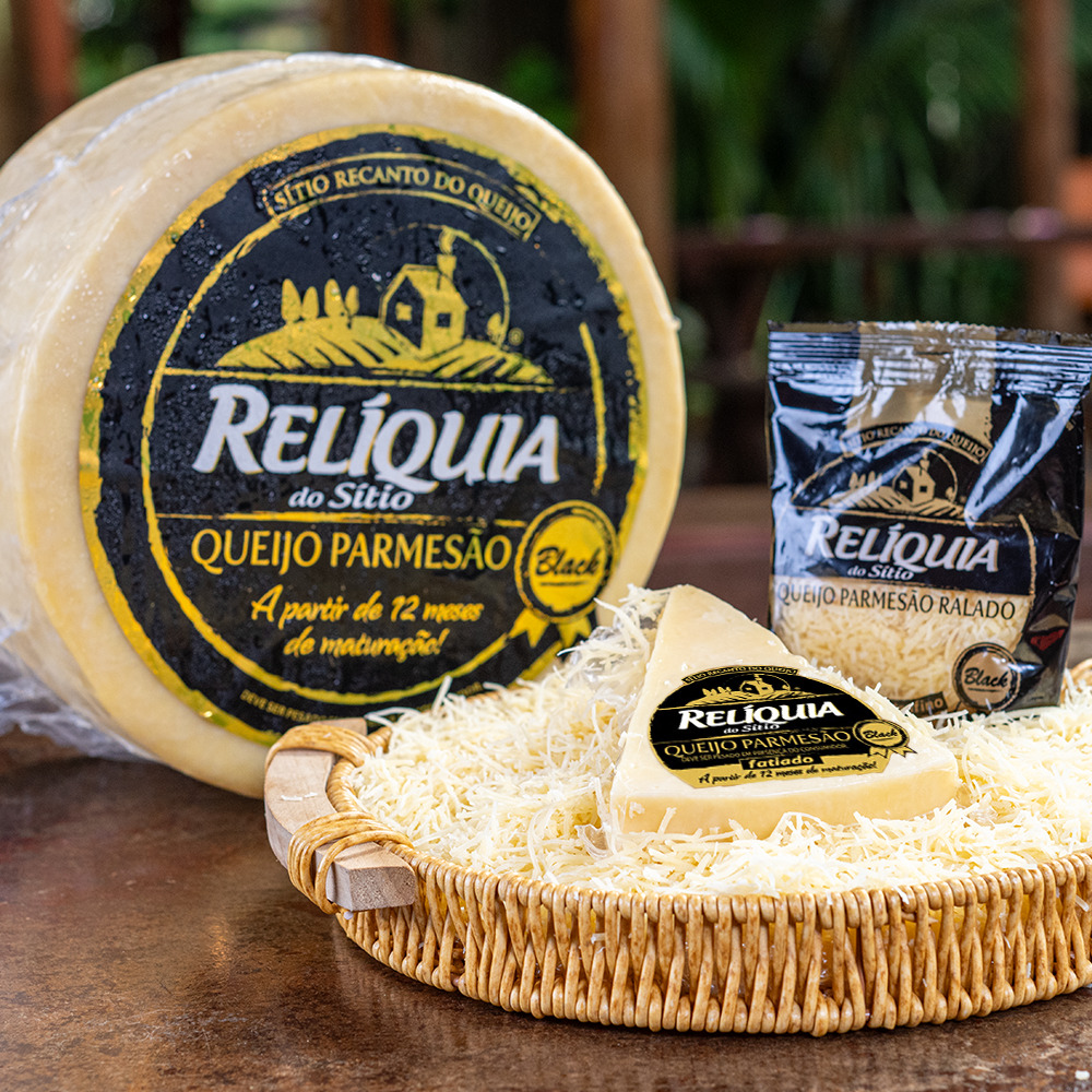 Queijo Parmesão Relíquia do Sítio Black com parmesão ralado