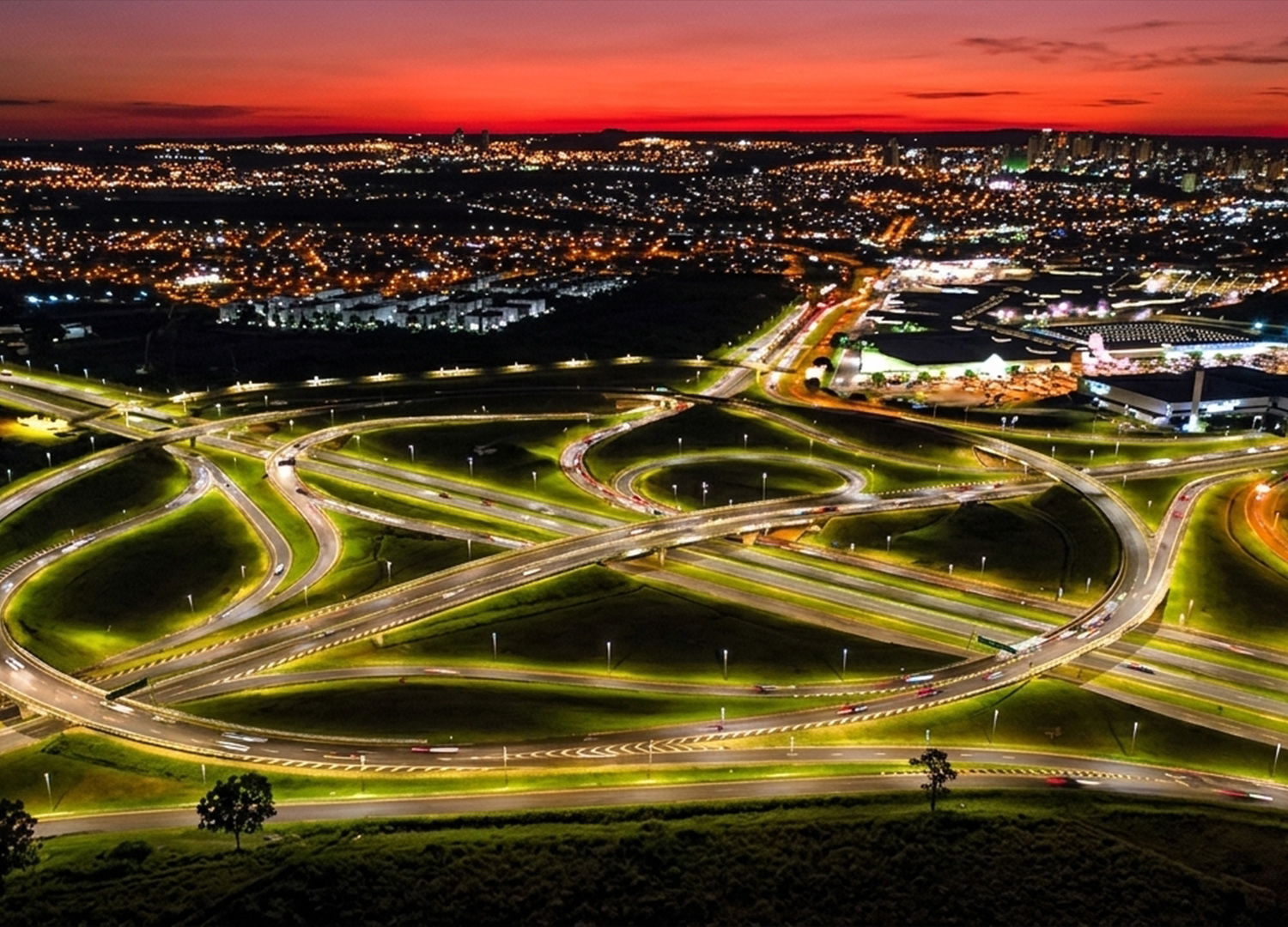 Vista aérea noturna de rodovias, rota de distribuição do Sítio Recanto do Queijo Vista aérea noturna de rodovias, rota de distribuição do Sítio Recanto do Queijo