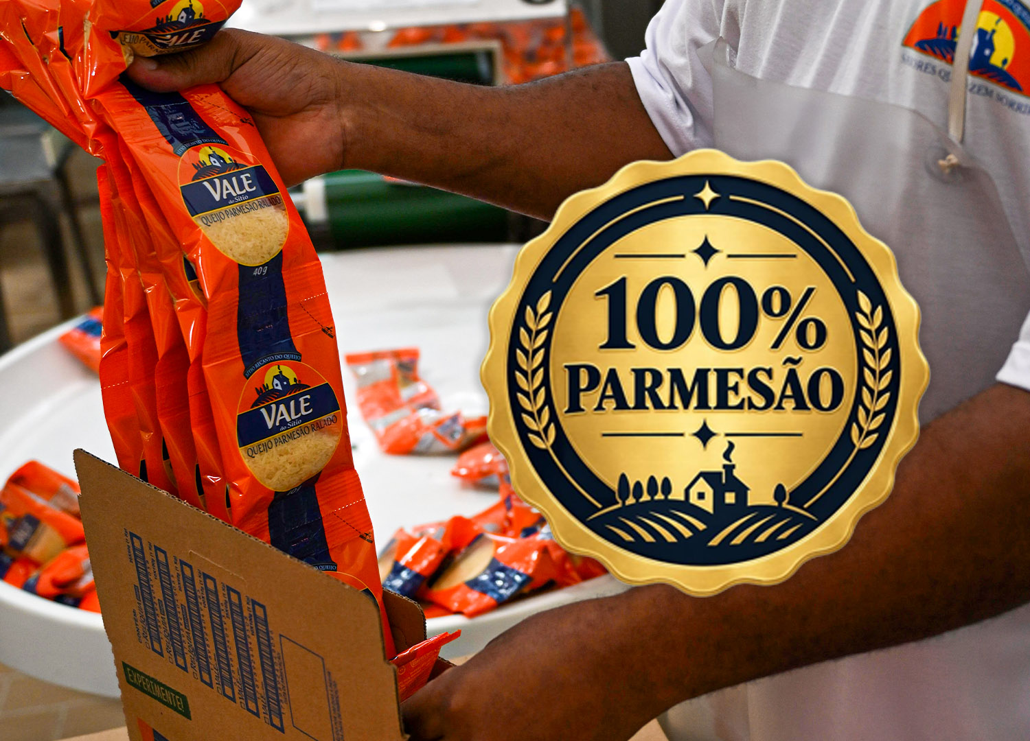 Queijo parmesão ralado Vale sendo embalado, com selo 100% Parmesão Queijo parmesão ralado Vale sendo embalado, com selo 100% Parmesão