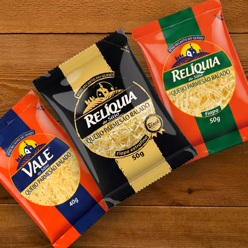 Embalagens de queijo parmesão ralado Vale e Relíquia
